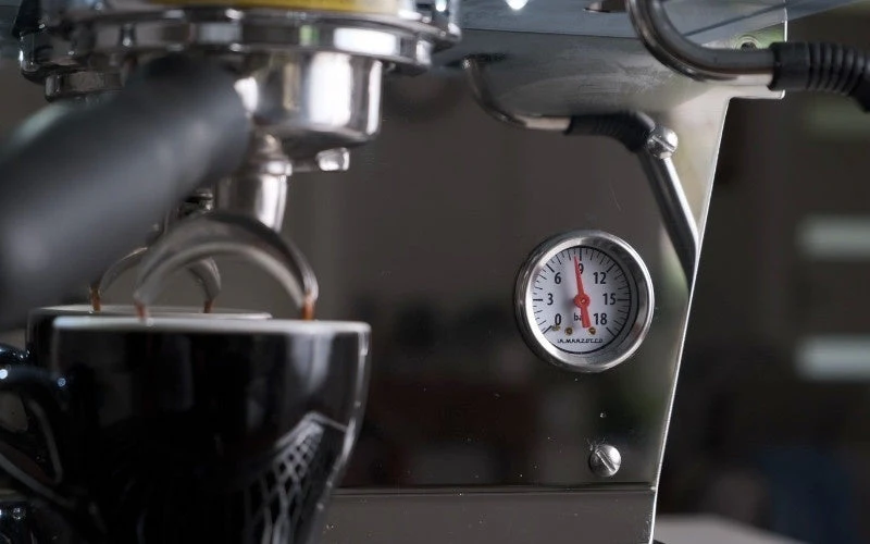 Espresso extraction pressure around 9 bars