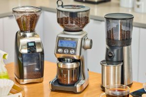 Electric burr coffee grinder demonstrating consistent espresso grinding